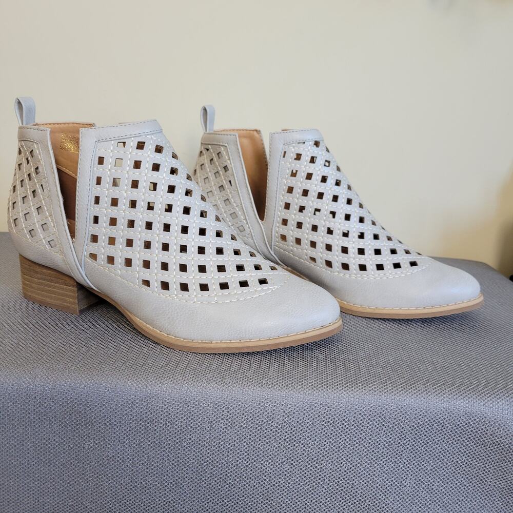 NWOTB ARider Girl Abby Ankle Bootie Size 8 Gray Perforated Lattice Cut Out